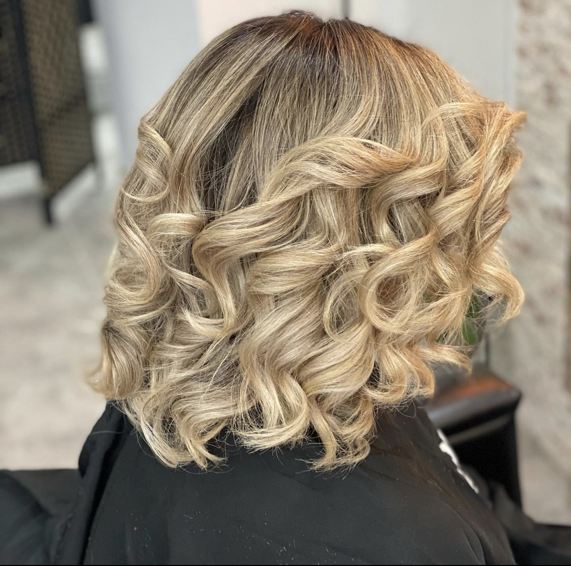 Afgewerkt kapsel met blonde krullen
