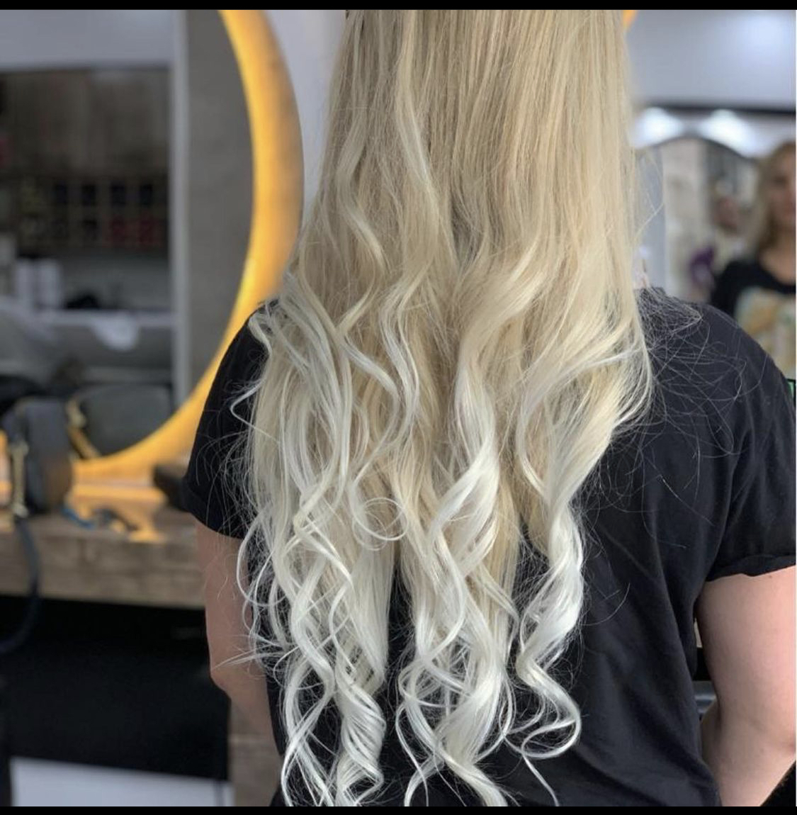Lang blond haar met zachte golven
